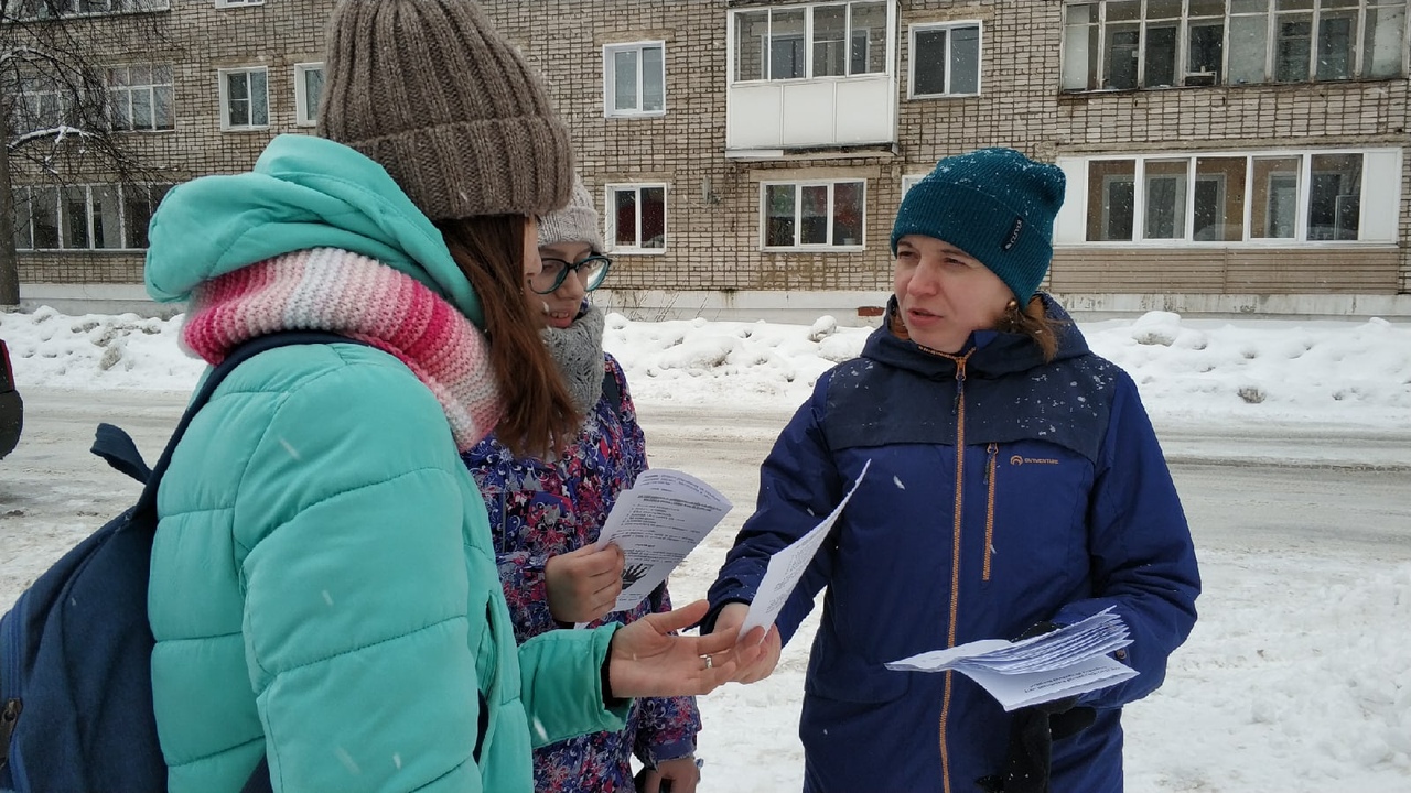 Погода в омутнинске на 10. Омутнинск комплексный центр. Населенность в Омутнинске. Омутнинск люди. Омутнинский район население.